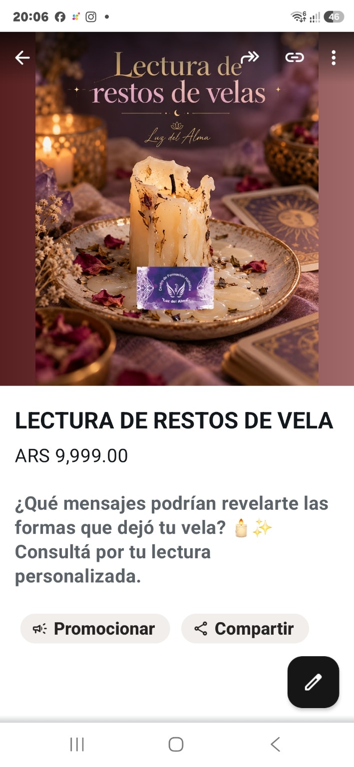 Vela consumida sobre un plato, junto a elementos de Tarot y pétalos, para la lectura de restos de vela.